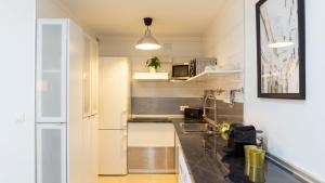 kuchnia ze zlewem i blatem w obiekcie Apartment Caleta Beach Málaga w Maladze