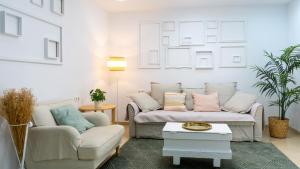 salon z kanapą i stołem w obiekcie Apartment Caleta Beach Málaga w Maladze
