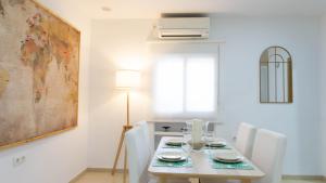biała jadalnia ze stołem i krzesłami w obiekcie Apartment Caleta Beach Málaga w Maladze +11 zdjęć