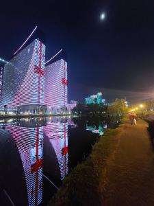 um grupo de edifícios altos iluminados à noite em OrbiRest in Batumi em Batumi