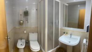 y baño con aseo, lavabo y ducha. en Hotel Hospedarte, SL en Riba-Roja De Turia