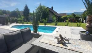 a swimming pool in a yard with a bench and plants at Ferienwohnung 1-4 Personen in Goslar in Goslar