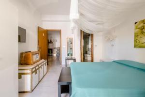 a living room with a table and a microwave at Casa Bella in Gela