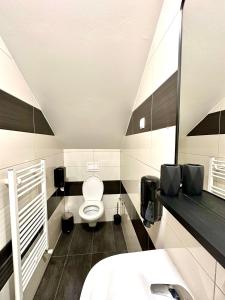bagno con servizi igienici e lavandino di KAPTOL Rooms a Zagabria