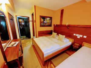 Postel nebo postele na pokoji v ubytování Hotel Kapistec Skopje