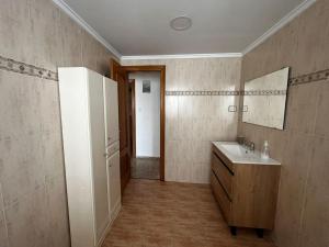 La salle de bains est pourvue d'un lavabo et d'un miroir. dans l'établissement Amplio y luminoso apartamento, à Sagonte