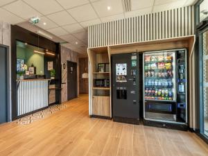 una habitación vacía con una nevera con bebidas. en B&B HOTEL Landerneau Bois Noir, en Landerneau