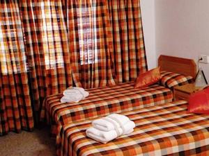 a room with a bed with towels on it at Llar Montagut Torredembarra in Torredembarra