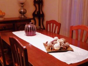 a wooden table with a plate of food on it at Llar Montagut Torredembarra in Torredembarra