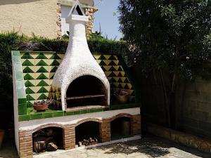 a brick pizza oven in the backyard of a house at Llar Montagut Torredembarra in Torredembarra