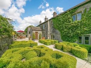 a house with a garden in front of it at Sweet Knoll Farm in Peak Forest