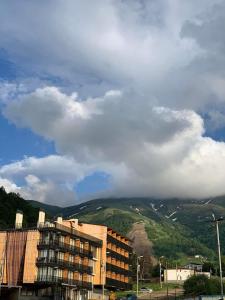 Nespecifikovaný výhled na hory nebo výhled na hory při pohledu z hotelu