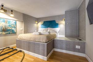 Casa Dafne in Canton de Fiori في بولونيا: غرفة نوم بسرير كبير مع لوح رأس أزرق