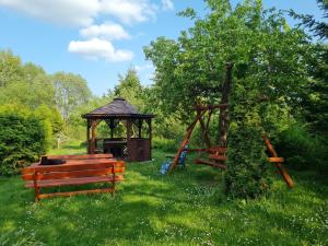 einen Park mit Pavillon und Spielplatz in der Unterkunft Gospodarstwo Agroturystyczne Julia in Czeremcha