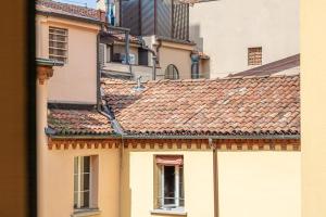 Casa Dafne in Canton de Fiori في بولونيا: اطلالة على مبنى اسطح بلاط +7 صور