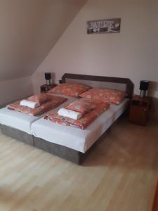 - une chambre avec un lit et 2 oreillers dans l'établissement Boglárka Apartman, à Gyula
