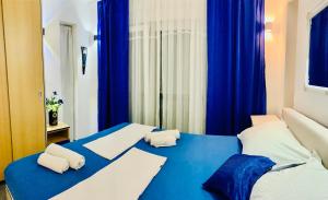 Giường trong phòng chung tại Legacy apartment with jacuzzi