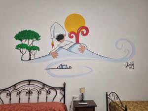 ナポリにあるLa casa di Susiの壁画の少年と木を用いたベッドルーム