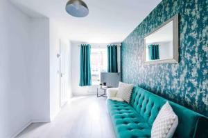 Posezení v ubytování Spacious 5 Bedroom Home Hosted By MCR Dens + 9 fotografií