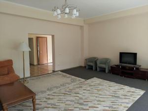 uma sala de estar com um sofá e uma televisão em Вилла в пансионате Витязь (с. Чок-Тал) em Chok-Tal