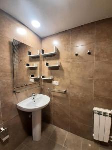 米尼奧的住宿－Super vistas Miño I，一间带水槽和镜子的浴室