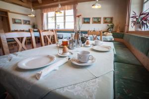 Restauracja lub miejsce do jedzenia w obiekcie Gasthof Mauthner Zum Kirchenwirt