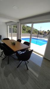 Bazén v ubytování Primošten Pool Fantasy apartmant nebo v jeho okolí