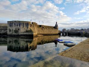 un castillo con su reflejo en el agua en ConcarnOLoc, en Concarneau