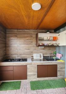 eine Küche mit einer Spüle und einer Arbeitsplatte in der Unterkunft Grapevine Garden in Kota Kinabalu