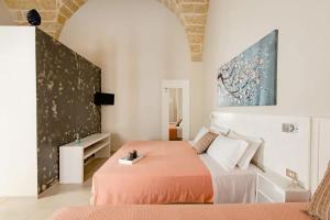 um quarto com uma cama e um quadro na parede em DIMORA MAZZINI em Tuglie