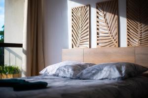 - un lit avec une tête de lit en bois dans une chambre dans l'établissement Cham's House - T2 Chamalières, à Chamalières