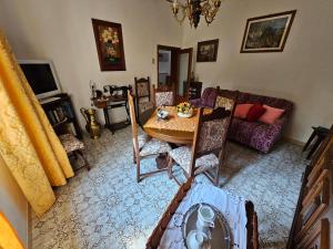 uma sala de estar com mesa e cadeiras em a casa di Gabri em Montefollonico