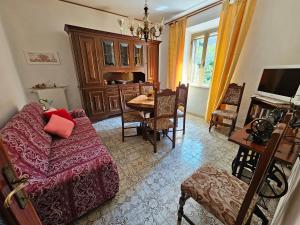 uma sala de estar com um sofá e uma mesa em a casa di Gabri em Montefollonico