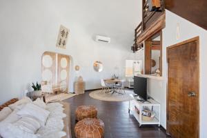 Una sala de estar con un sofá y un televisor. en Abracadabra Dome - Come Experience the UNIQUE and Cozy! home, en Landers