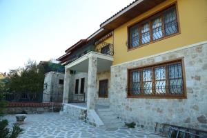 ein gelbes Haus mit Treppen und Fenstern in der Unterkunft Villa Emel in Antalya