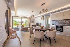 Ruang duduk di Villa VISTA with private pool and sauna