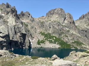 un lago di montagna in mezzo a una montagna rocciosa di Résidence Arborea C3 Corte a Corte