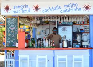 Ein Mann steht hinter einer Bar in einem Imbisswagen. in der Unterkunft APPARTEMENTS SOL y MAR - Cala Llevado 2 in Tossa de Mar