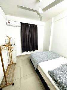 Schlafzimmer mit einem Bett und einem Fenster in der Unterkunft TuR10-Oppesite Pisa Stadium-1min-FoodCourt-MiniMarket in Bayan Lepas