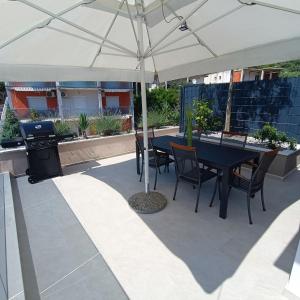 Patio nebo venkovní prostory v ubytování Primošten Pool Fantasy apartmant