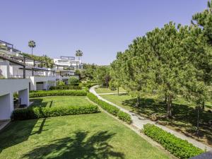 - une vue aérienne sur le jardin d'un bâtiment dans l'établissement Las Terrazas de Santa Clara, à Marbella