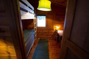 Kleines Zimmer mit Etagenbetten in einer Hütte in der Unterkunft Log Cabin, forrest , sea view, north Sweden. in Luleå