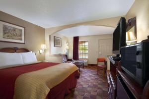 เตียงในห้องที่ Days Inn & Suites by Wyndham Tuscaloosa - Univ. of Alabama