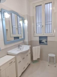 ナポリにあるLa casa di Susiの白いバスルーム(シンク、鏡付)