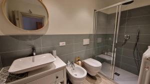 y baño con lavabo, aseo y espejo. en Appartamento Genziana, en Ossana