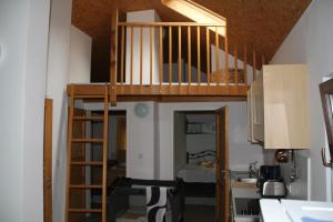 Cette chambre comprend une mezzanine et une cuisine. dans l'établissement Kallista 1, à San-Giuliano