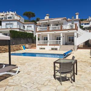 a villa with a swimming pool and a house at Villa Calahonda - Mijas in Mijas