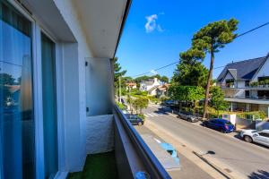 - un balcon offrant une vue sur la rue dans l'établissement Best Western Hôtel Garden and Spa, à La Baule