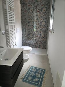 布林迪西的住宿－Casa Marina，一间带水槽、卫生间和地毯的浴室