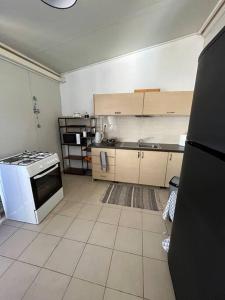 uma cozinha com uma placa de fogão num quarto em Elia’s house em Ligia